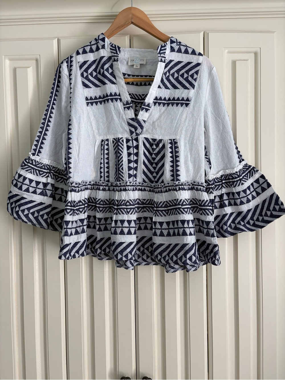 June & Ivy Embroidered Peasant V-Neck Tunic Blouse Bell Sleeved White Navy Size